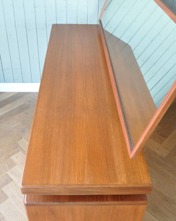 G-PLAN(Gプラン)　アンティーク家具　G-PLANのヴィンテージ家具、デスクにもおススメのフレスコシリーズのドレッサー。天板もキレイに塗装を仕上げました。(x-886-f)