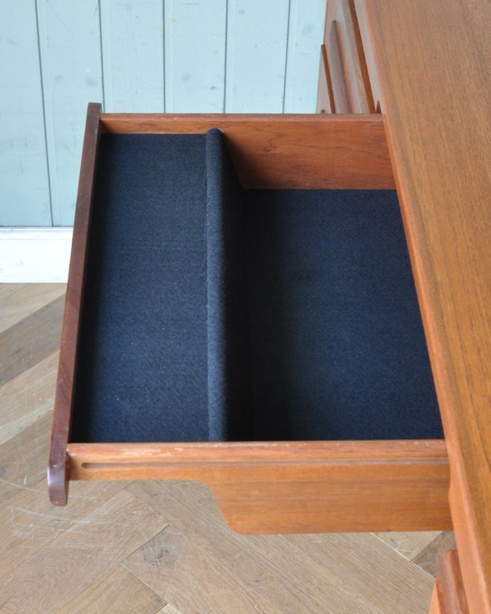 G-PLAN(Gプラン)　アンティーク家具　G-PLANのヴィンテージ家具、デスクにもおススメのフレスコシリーズのドレッサー。もう１つ、引き出しが付いています。(x-886-f)