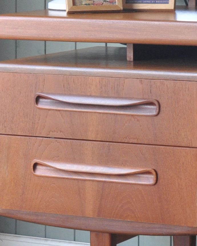 G-PLAN(Gプラン)　アンティーク家具　G-PLANのヴィンテージ家具、デスクにもおススメのフレスコシリーズのドレッサー。G-planのフレスコシリーズの特徴がこの巻貝のような取っ手。(x-886-f)