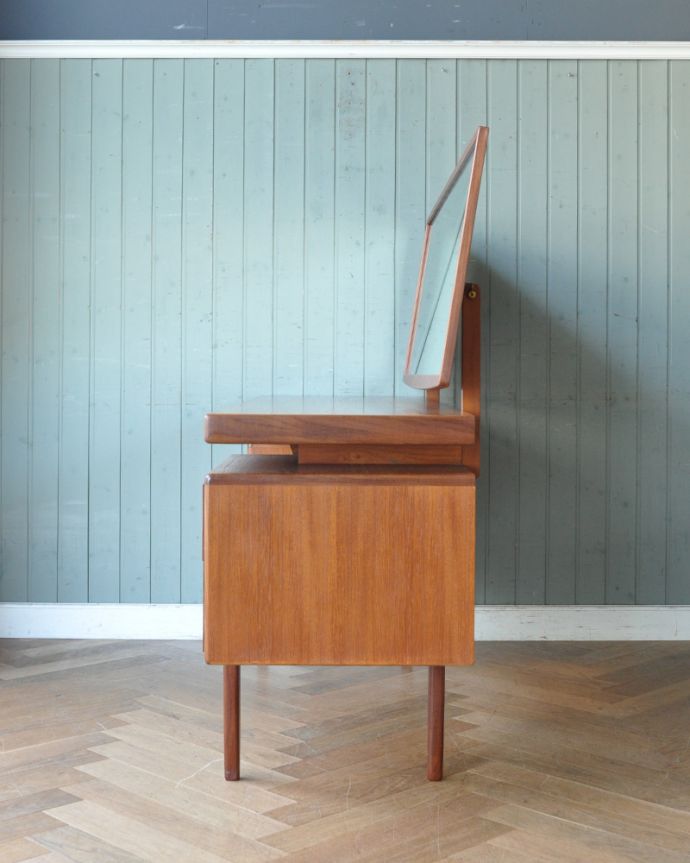 G-PLAN(Gプラン)　アンティーク家具　G-PLANのヴィンテージ家具、デスクにもおススメのフレスコシリーズのドレッサー。サイドから見てもキレイな状態です。(x-886-f)