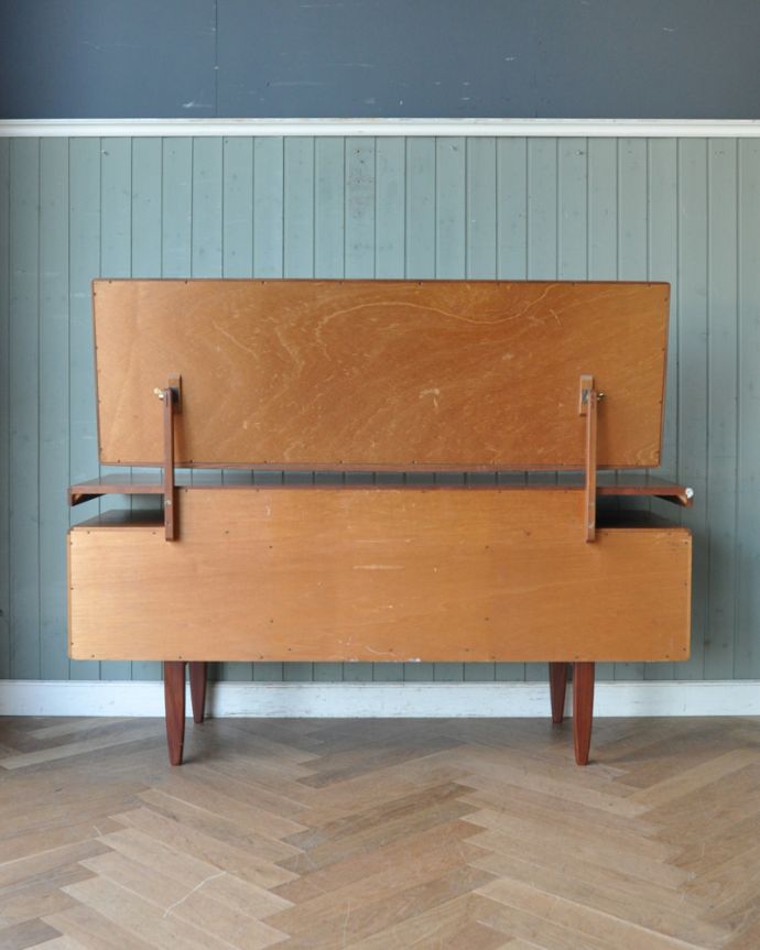 G-PLAN(Gプラン)　アンティーク家具　G-PLANのヴィンテージ家具、デスクにもおススメのフレスコシリーズのドレッサー。アンティークは新品ではないので、もちろん経年変化によるキズはありますが、専門の職人が目立たないようキレイにお直しをしているので、後姿までキレイです。(x-886-f)