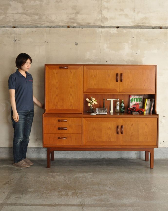 G-PLAN(Gプラン) アンティーク家具 食器棚にもおススメのヴィンテージ北欧スタイルの家具、G-Planのサイドボード。脚があるので軽やかな印象です。(x-890-f)