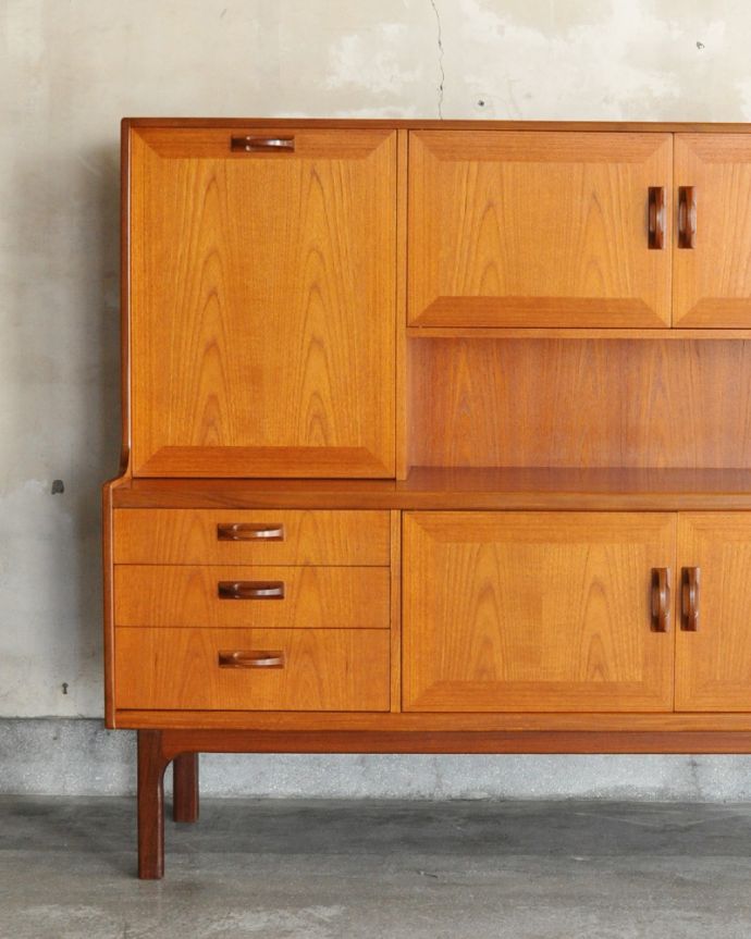 G-PLAN(Gプラン) アンティーク家具 食器棚にもおススメのヴィンテージ北欧スタイルの家具、G-Planのサイドボード。閉じてあるときはスッキリシンプルな外見。(x-890-f)