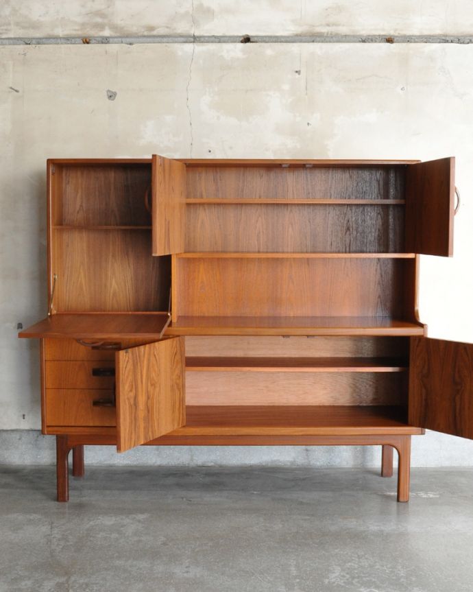 G-PLAN(Gプラン) アンティーク家具 食器棚にもおススメのヴィンテージ北欧スタイルの家具、G-Planのサイドボード。扉の奥はたっぷり収納。(x-890-f)