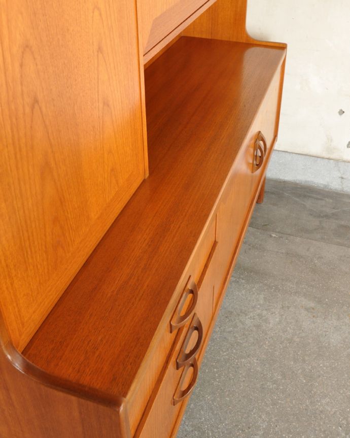 G-PLAN(Gプラン) アンティーク家具 食器棚にもおススメのヴィンテージ北欧スタイルの家具、G-Planのサイドボード。カウンターは、ペン立てやメモ、携帯置きに使いつつ、ディスプレイも楽しめる広さが嬉しいです。(x-890-f)