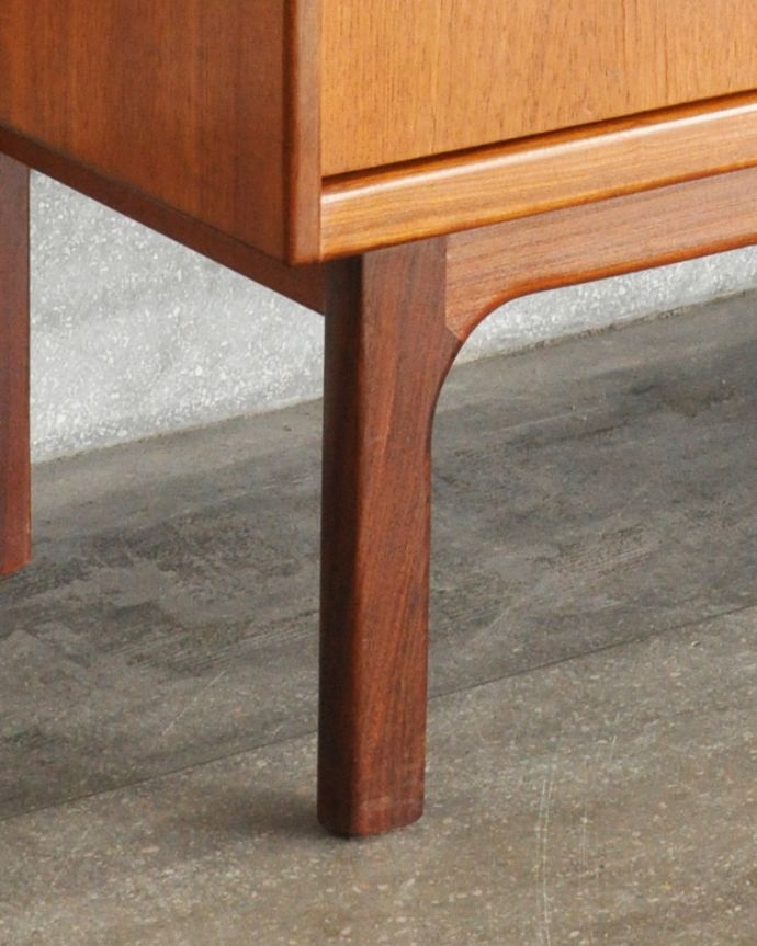 G-PLAN(Gプラン) アンティーク家具 食器棚にもおススメのヴィンテージ北欧スタイルの家具、G-Planのサイドボード。きちんと支えます。(x-890-f)