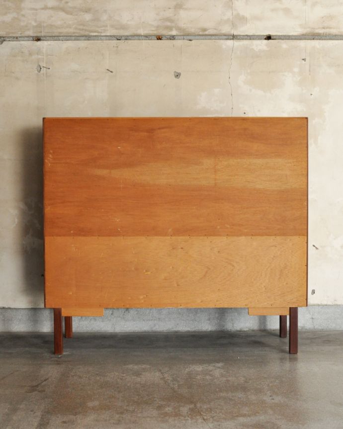 G-PLAN(Gプラン) アンティーク家具 食器棚にもおススメのヴィンテージ北欧スタイルの家具、G-Planのサイドボード。アンティークは新品ではないので、もちろん経年変化によるキズはありますが、専門の職人が目立たないようキレイにお直しをしているので、後姿までキレイです。(x-890-f)