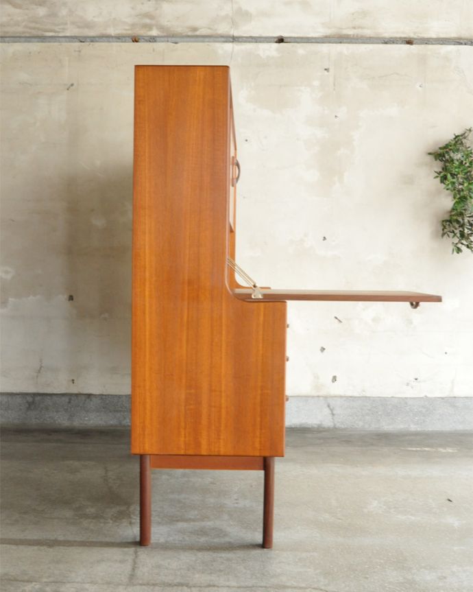 G-PLAN(Gプラン) アンティーク家具 食器棚にもおススメのヴィンテージ北欧スタイルの家具、G-Planのサイドボード。サイドから見てもキレイな状態です。(x-890-f)