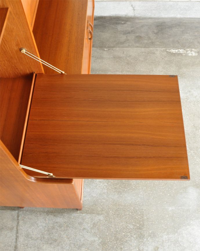 G-PLAN(Gプラン) アンティーク家具 食器棚にもおススメのヴィンテージ北欧スタイルの家具、G-Planのサイドボード。ちょっと物を置くのに便利な天板です。(x-890-f)