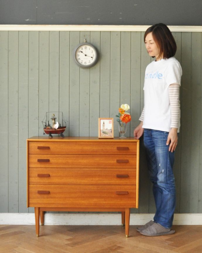 G-PLAN(Gプラン)　アンティーク家具　シンプルで使いやすいサイズ感！G-planのアンティークチェスト（４段）。普通のチェストより小さめのチェスト。(x-891-f)