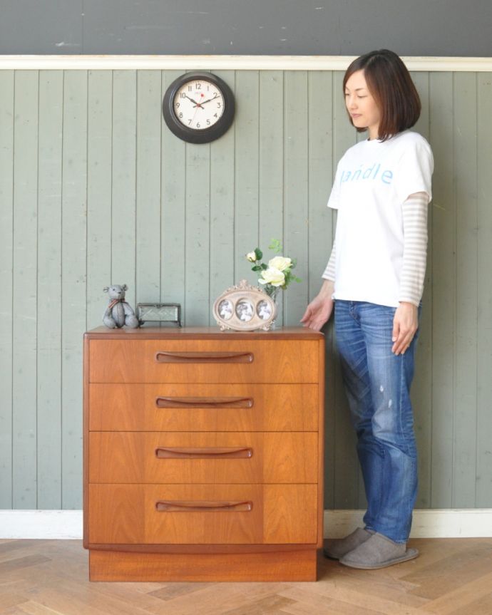 アンティークのチェスト　アンティーク家具　小さな北欧インテリア、G-planのヴィンテージチェスト（４段）。普通のチェストより小さめのチェスト。(x-892-f)