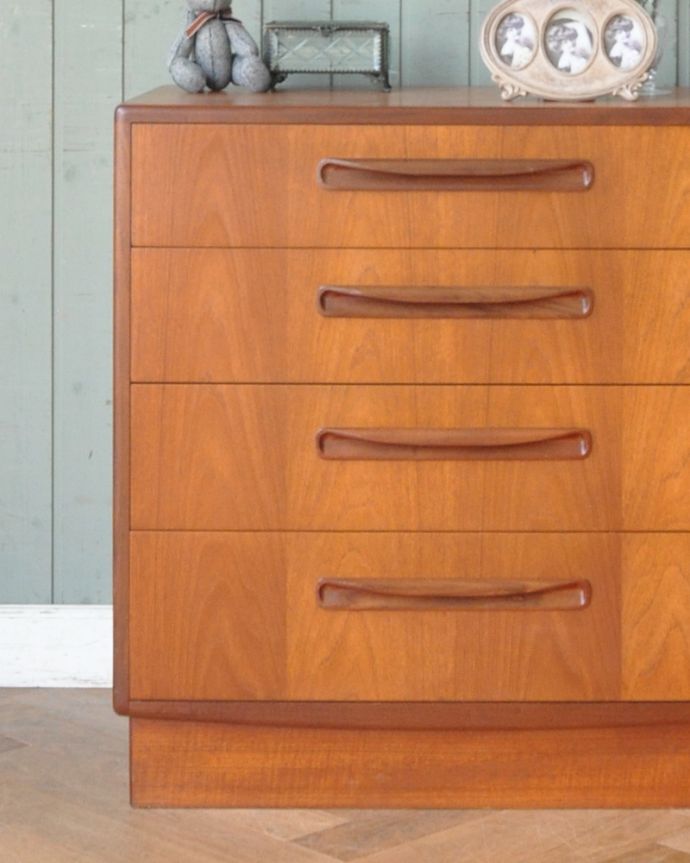 アンティークのチェスト　アンティーク家具　小さな北欧インテリア、G-planのヴィンテージチェスト（４段）。リビングで電話などの置き場所として使っても最適です。(x-892-f)