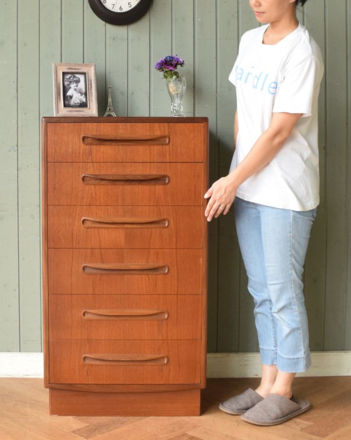 G-PLAN(Gプラン)　アンティーク家具　G-PLANのヴィンテージ家具、シンプルモダンな６段チェスト。スリムなチェストです。(x-893-f)