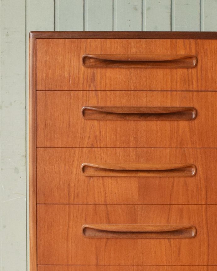 G-PLAN(Gプラン)　アンティーク家具　G-PLANのヴィンテージ家具、シンプルモダンな６段チェスト。リビングで電話などの置き場所として使っても最適です。(x-893-f)