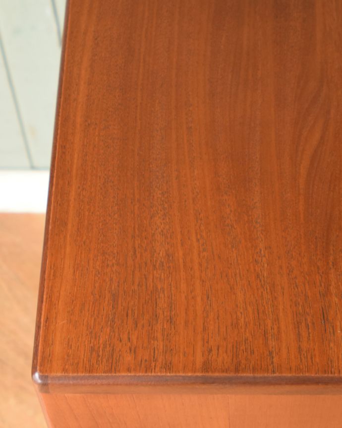 G-PLAN(Gプラン)　アンティーク家具　G-PLANのヴィンテージ家具、シンプルモダンな６段チェスト。木目の表情がよく出ています。(x-893-f)