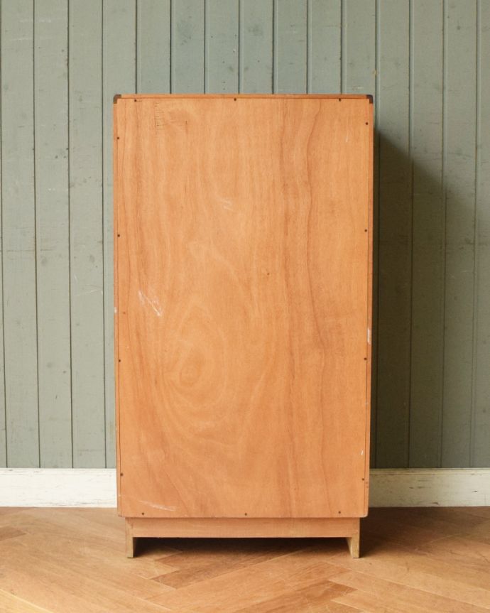 G-PLAN(Gプラン)　アンティーク家具　G-PLANのヴィンテージ家具、シンプルモダンな６段チェスト。アンティークは新品ではないので、もちろん経年変化によるキズはありますが、専門の職人が目立たないようキレイにお直しをしているので、後姿までキレイです。(x-893-f)