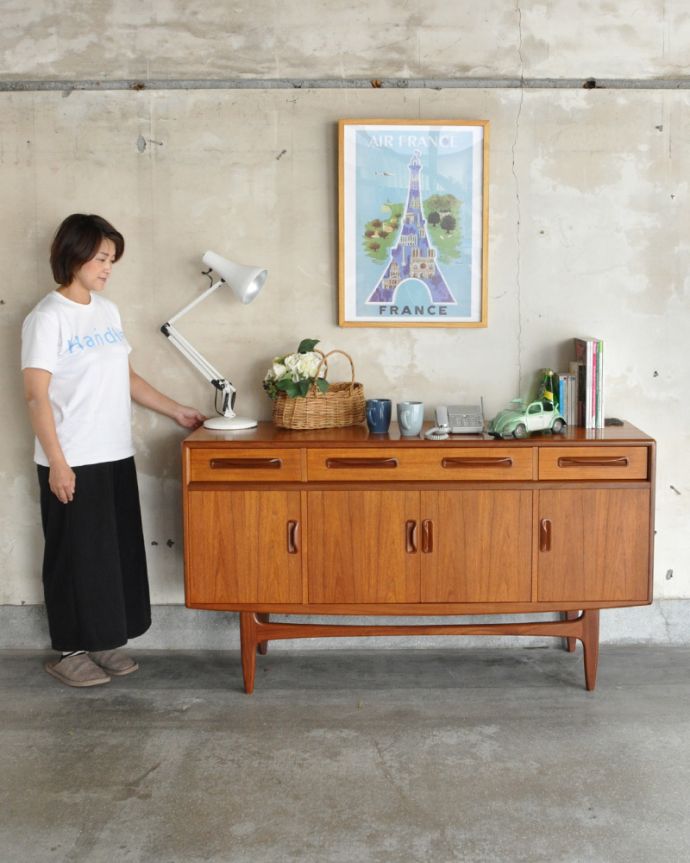 G-PLAN(Gプラン)　アンティーク家具　リビングボードにイチ押し！お片付け上手なアンティークサイドボード（G-plan）。スッキリとかっこいいデザインが特徴のサイドボード。(x-894-f)