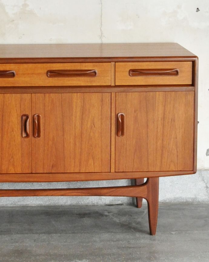 G-PLAN(Gプラン)　アンティーク家具　リビングボードにイチ押し！お片付け上手なアンティークサイドボード（G-plan）。よく使うペン立てやメモ、携帯置きに使いつつ、ディスプレイも楽しめる広さが嬉しいです。(x-894-f)