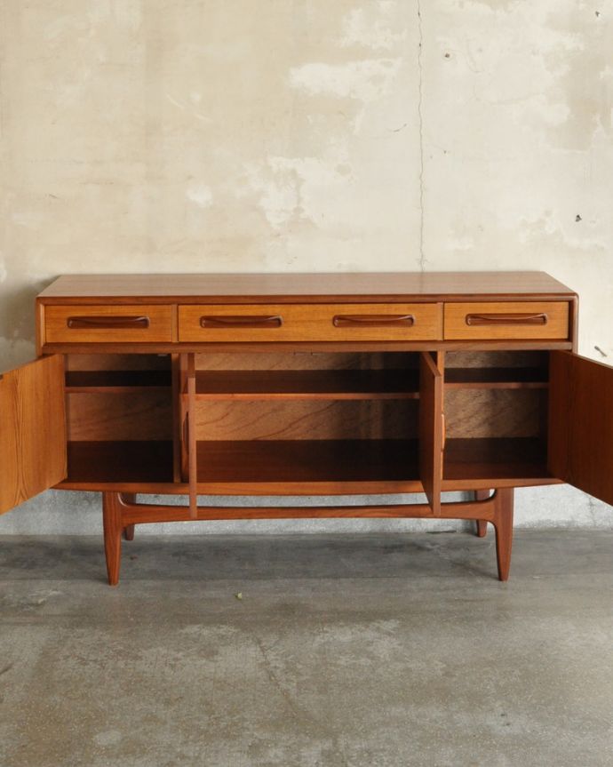 G-PLAN(Gプラン)　アンティーク家具　リビングボードにイチ押し！お片付け上手なアンティークサイドボード（G-plan）。扉の奥はたっぷり収納。(x-894-f)