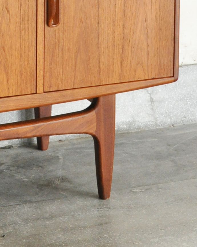 G-PLAN(Gプラン)　アンティーク家具　リビングボードにイチ押し！お片付け上手なアンティークサイドボード（G-plan）。安定感のある脚がしっかり支えます。(x-894-f)