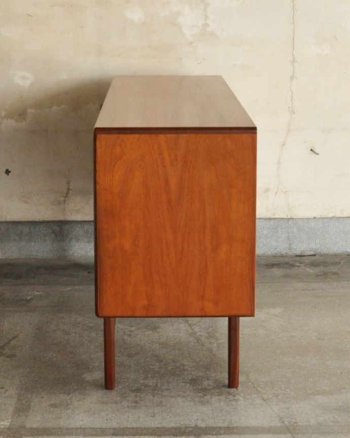 G-PLAN(Gプラン)　アンティーク家具　リビングボードにイチ押し！お片付け上手なアンティークサイドボード（G-plan）。サイドから見てもキレイな状態です。(x-894-f)