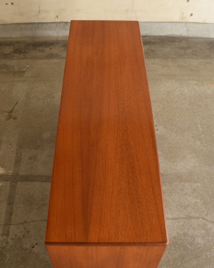 G-PLAN(Gプラン)　アンティーク家具　リビングボードにイチ押し！お片付け上手なアンティークサイドボード（G-plan）。天板もキレイに塗装を仕上げました。(x-894-f)