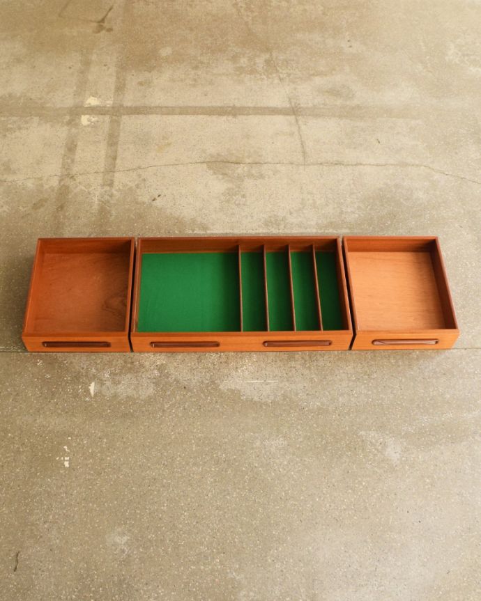 G-PLAN(Gプラン)　アンティーク家具　リビングボードにイチ押し！お片付け上手なアンティークサイドボード（G-plan）。引き出しは３杯付いています。(x-894-f)