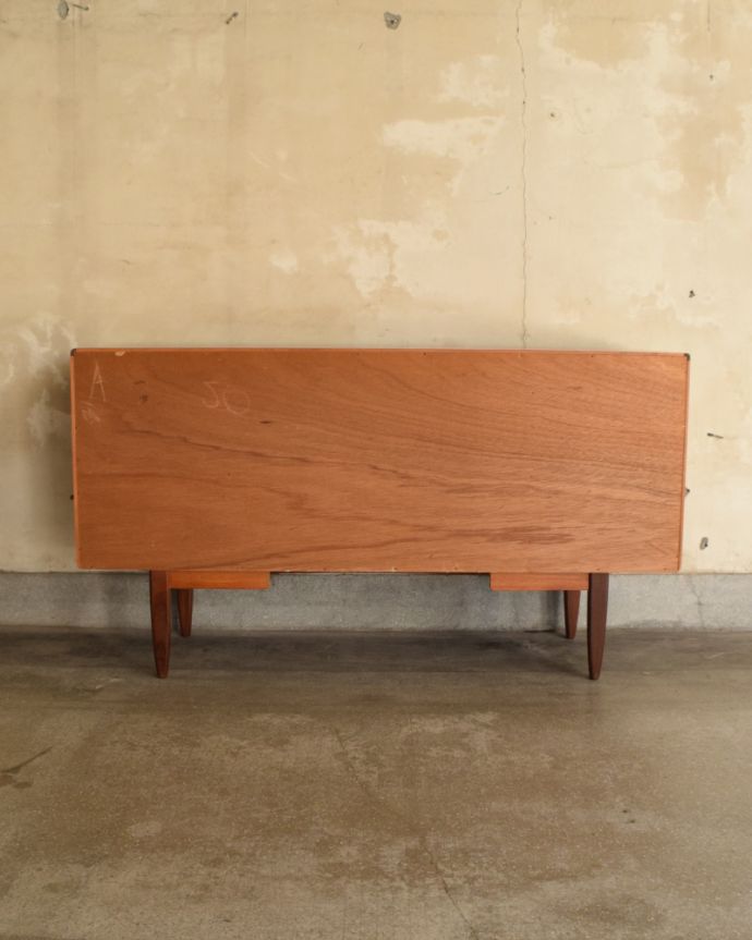 G-PLAN(Gプラン)　アンティーク家具　リビングボードにイチ押し！お片付け上手なアンティークサイドボード（G-plan）。アンティークは新品ではないので、もちろん経年変化によるキズはありますが、専門の職人が目立たないようキレイにお直しをしているので、後姿までキレイです。(x-894-f)