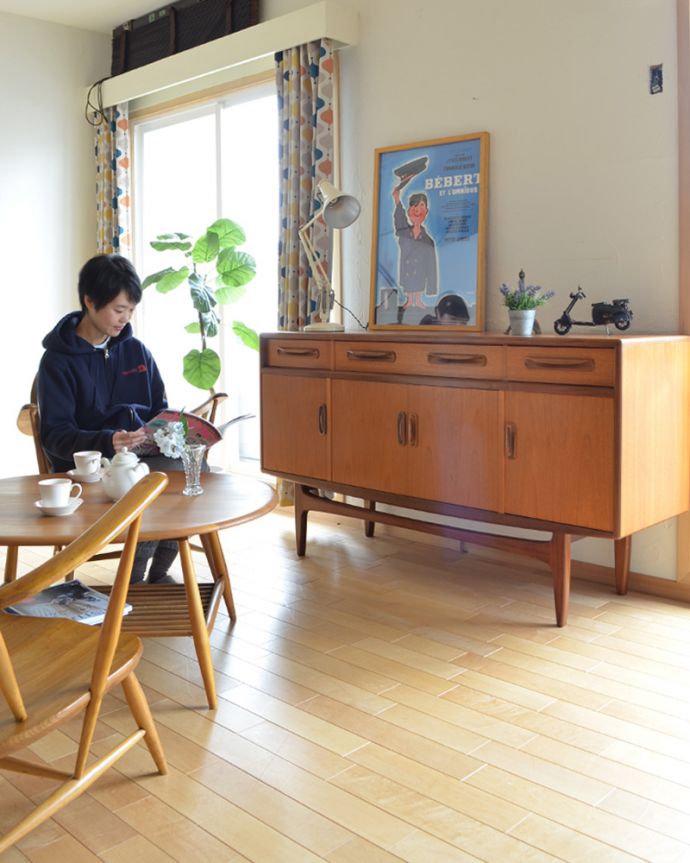 G-PLAN(Gプラン)　アンティーク家具　リビングボードにイチ押し！お片付け上手なアンティークサイドボード（G-plan）。実用的に使えるおシャレなスッキリデザイン北欧スタイルのシンプルなデザインのサイドボード。(x-894-f)