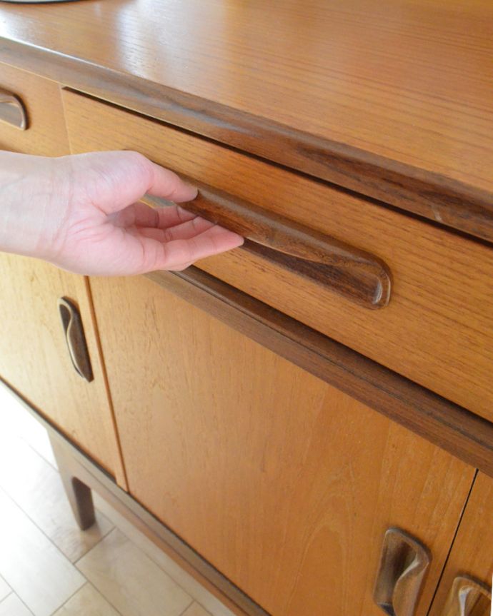 G-PLAN(Gプラン)　アンティーク家具　リビングボードにイチ押し！お片付け上手なアンティークサイドボード（G-plan）。シンプルでカッコいい取っ手。(x-894-f)