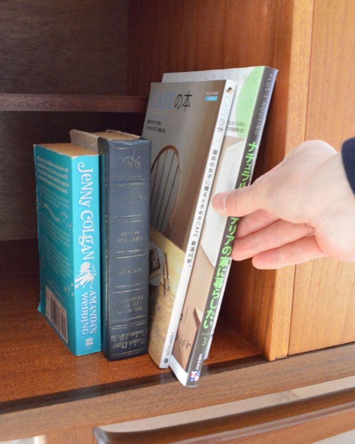 G-PLAN(Gプラン)　アンティーク家具　リビングボードにイチ押し！お片付け上手なアンティークサイドボード（G-plan）。扉内の棚板は取り外しができます。(x-894-f)