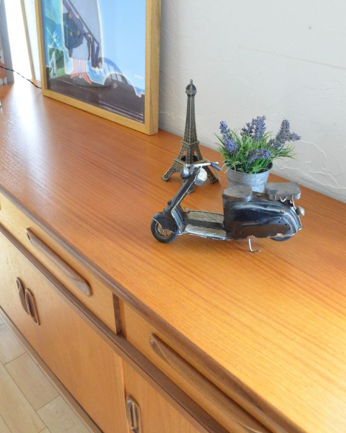 G-PLAN(Gプラン)　アンティーク家具　リビングボードにイチ押し！お片付け上手なアンティークサイドボード（G-plan）。天板もキレイ！実用的に使って下さい。(x-894-f)