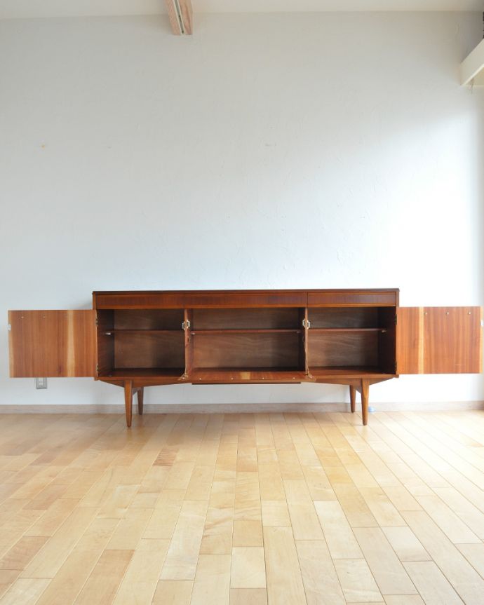 サイドボード　アンティーク家具　北欧テイストのビンテージ家具、シャープな取っ手までお洒落なサイドボード。ＤＶＤや本、漫画などをまとめて片付けられます。(x-895-f)