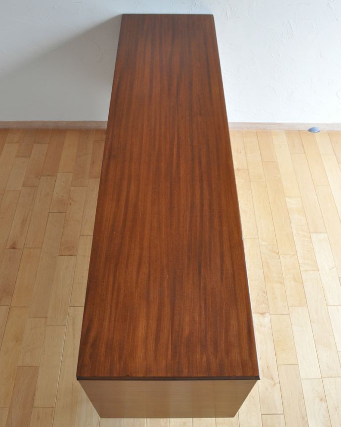 サイドボード　アンティーク家具　北欧テイストのビンテージ家具、シャープな取っ手までお洒落なサイドボード。天板もキレイに塗装を仕上げました。(x-895-f)