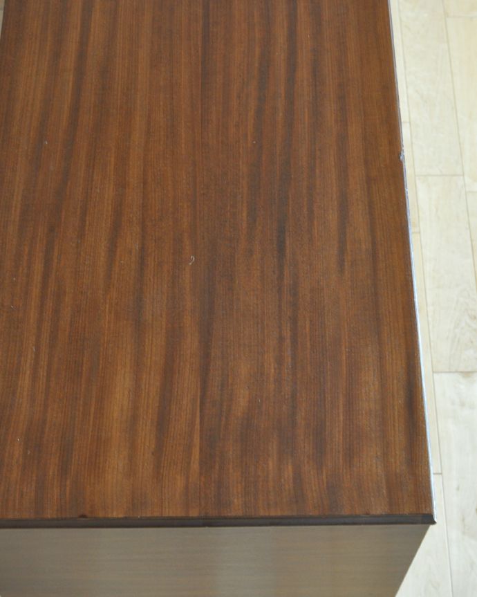 サイドボード　アンティーク家具　北欧テイストのビンテージ家具、シャープな取っ手までお洒落なサイドボード。ディスプレイするものをよりお洒落に魅せてくれる、木目のキレイな天板です。(x-895-f)