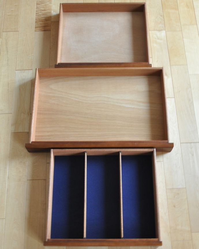 サイドボード　アンティーク家具　北欧テイストのビンテージ家具、シャープな取っ手までお洒落なサイドボード。引き出しは全部で３杯。(x-895-f)