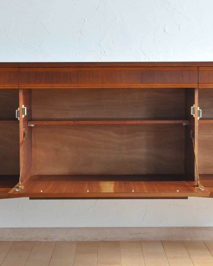 サイドボード　アンティーク家具　北欧テイストのビンテージ家具、シャープな取っ手までお洒落なサイドボード。重いものや見せたくないものは扉の奥に収納しましょう。(x-895-f)