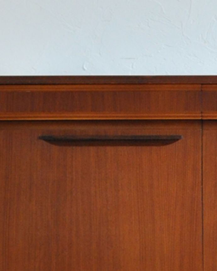 サイドボード　アンティーク家具　北欧テイストのビンテージ家具、シャープな取っ手までお洒落なサイドボード。シンプルでカッコいい取っ手も北欧家具っぽいデザインが素敵。(x-895-f)