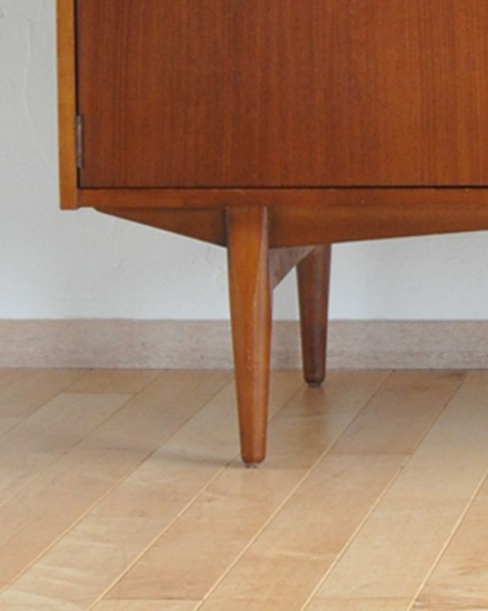 サイドボード　アンティーク家具　北欧テイストのビンテージ家具、シャープな取っ手までお洒落なサイドボード。きちんと支えます。(x-895-f)