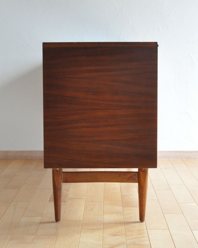 サイドボード　アンティーク家具　北欧テイストのビンテージ家具、シャープな取っ手までお洒落なサイドボード。サイドから見てもキレイな状態です。(x-895-f)