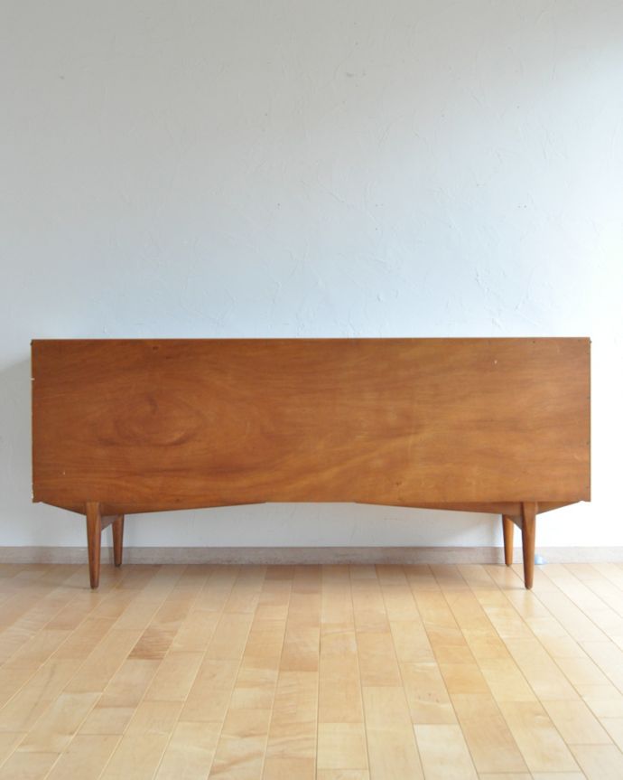 サイドボード　アンティーク家具　北欧テイストのビンテージ家具、シャープな取っ手までお洒落なサイドボード。アンティークは新品ではないので、もちろん経年変化によるキズはありますが、専門の職人が目立たないようキレイにお直しをしているので、後姿までキレイです。(x-895-f)