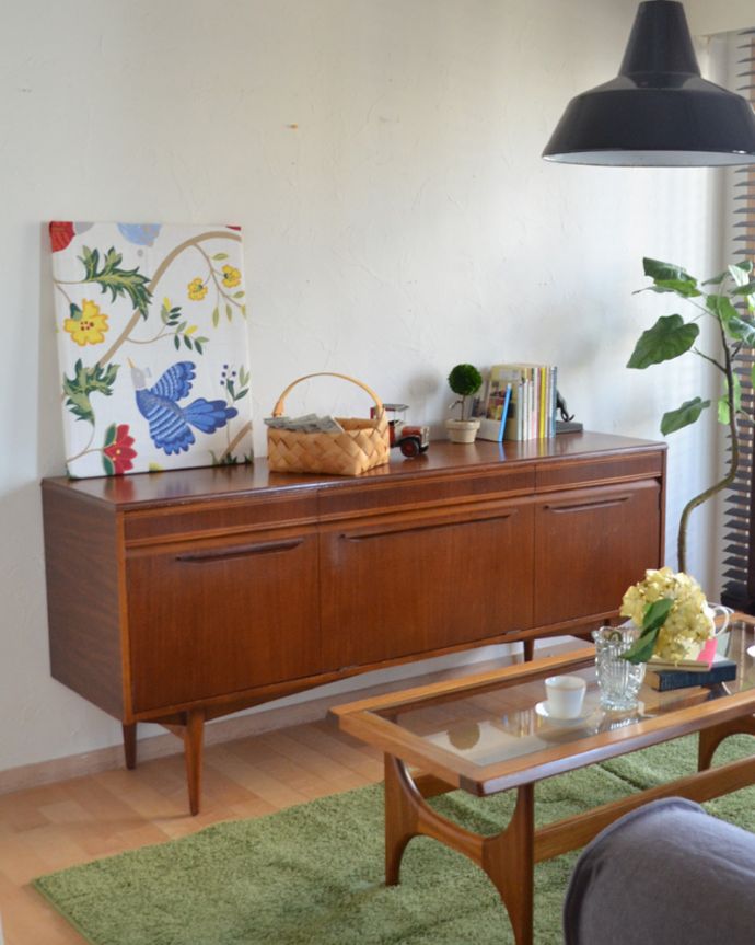 サイドボード　アンティーク家具　北欧テイストのビンテージ家具、シャープな取っ手までお洒落なサイドボード。デザイン性の高いおシャレ家具どこに置いてもとにかく目を惹くおシャレなデザイン。(x-895-f)