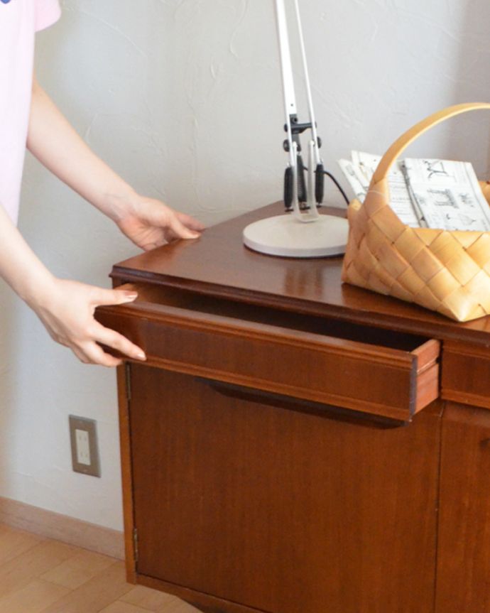 サイドボード　アンティーク家具　北欧テイストのビンテージ家具、シャープな取っ手までお洒落なサイドボード。筆記用具を入れるのに丁度良い浅い引き出しには、リビングにあるごちゃごちゃしたものもスッキリと収納できます。(x-895-f)