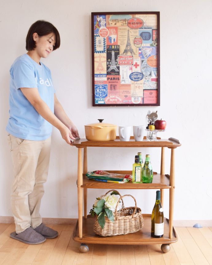 アンティークのワゴン・トローリー アンティーク家具 北欧デザインのヴィンテージ家具、ナチュラルなカラーのキャスター付きワゴン(ERCOL)。コロコロ転がせば移動も楽チン!可愛いので毎日使いたくなります。(x-896-f)