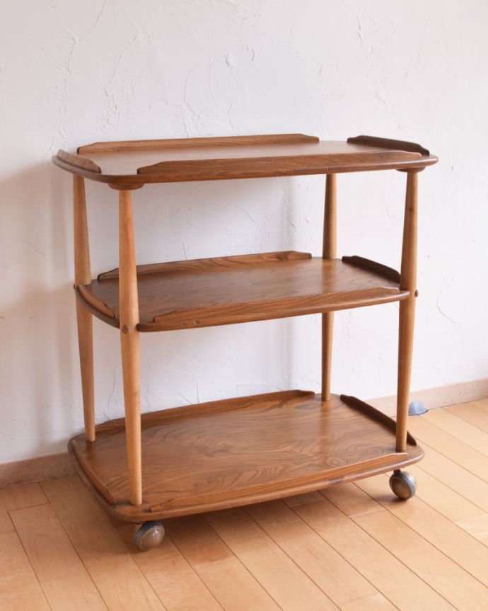 アンティークのワゴン・トローリー アンティーク家具 北欧デザインのヴィンテージ家具、ナチュラルなカラーのキャスター付きワゴン(ERCOL)。3段になっているので収納力があります。(x-896-f)