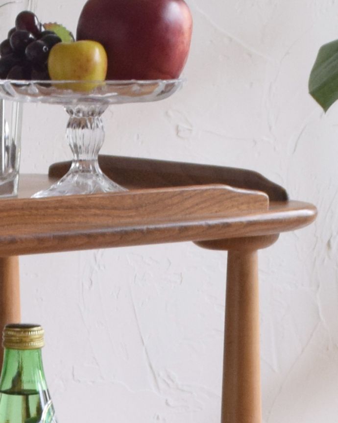 アンティークのワゴン・トローリー アンティーク家具 北欧デザインのヴィンテージ家具、ナチュラルなカラーのキャスター付きワゴン(ERCOL)。縁には物が転がり落ちないように盾が入っています。(x-896-f)