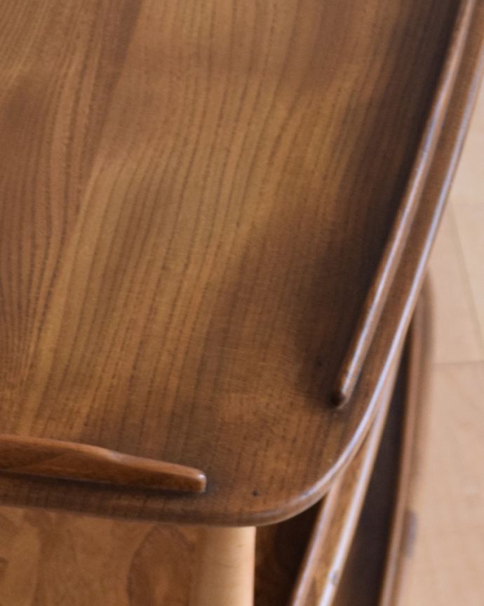 アンティークのワゴン・トローリー アンティーク家具 北欧デザインのヴィンテージ家具、ナチュラルなカラーのキャスター付きワゴン(ERCOL)。※アンティークは新品ではないので、経年変化によるキズはありますが、専門の職人によって目立たないようにキレイにお直しをしています。(x-896-f)