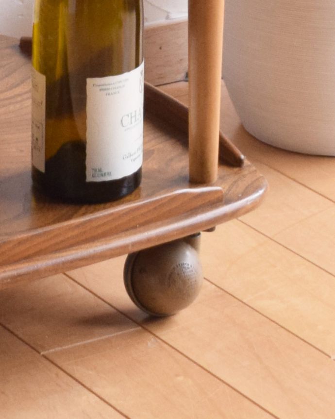 アンティークのワゴン・トローリー アンティーク家具 北欧デザインのヴィンテージ家具、ナチュラルなカラーのキャスター付きワゴン(ERCOL)。きちんと調整したので、新しいものと比べるとスムーズではありませんが、ちゃんと動きます。(x-896-f)