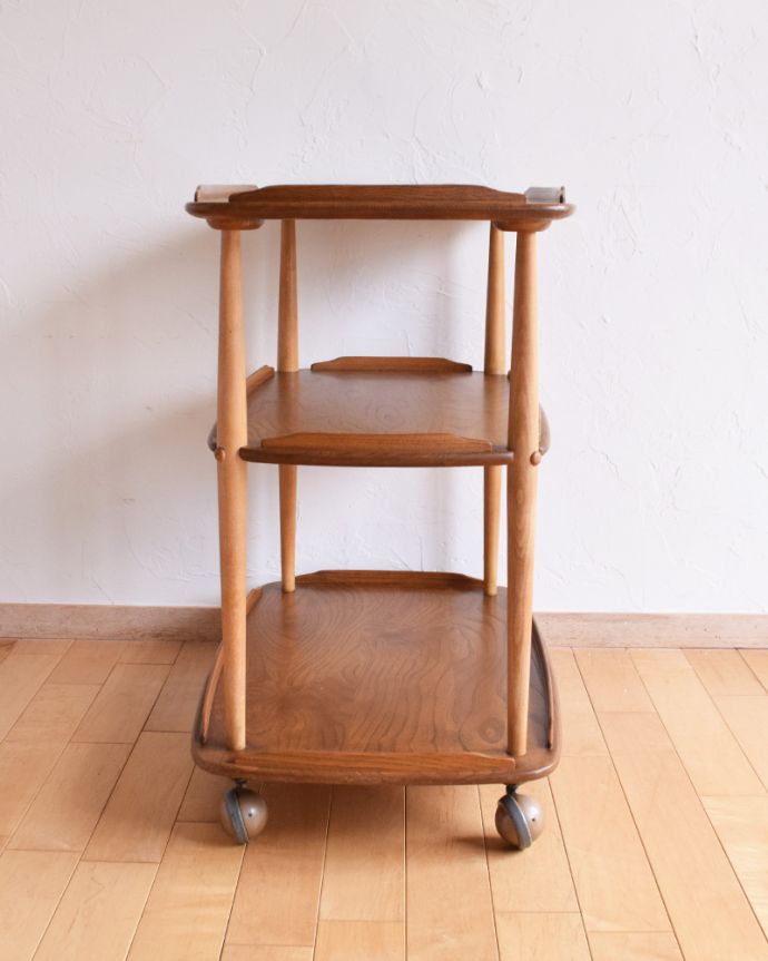 アンティークのワゴン・トローリー アンティーク家具 北欧デザインのヴィンテージ家具、ナチュラルなカラーのキャスター付きワゴン(ERCOL)。シンプルで繊細なデザインはさすがアーコールです。(x-896-f)