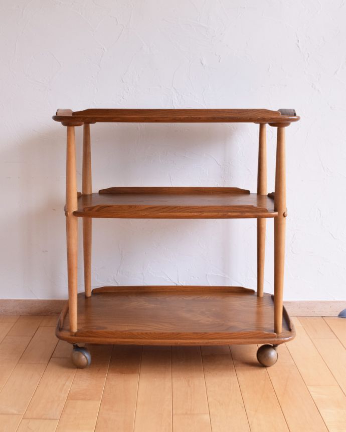 アンティークのワゴン・トローリー アンティーク家具 北欧デザインのヴィンテージ家具、ナチュラルなカラーのキャスター付きワゴン(ERCOL)。ワゴンと言えば、やっぱりポットやジャー置き場。(x-896-f)